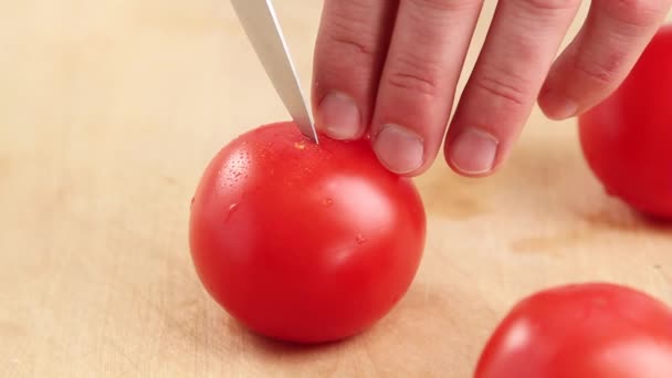 Ντομάτες που σκόραρε με ένα μαχαίρι — Αρχείο Βίντεο