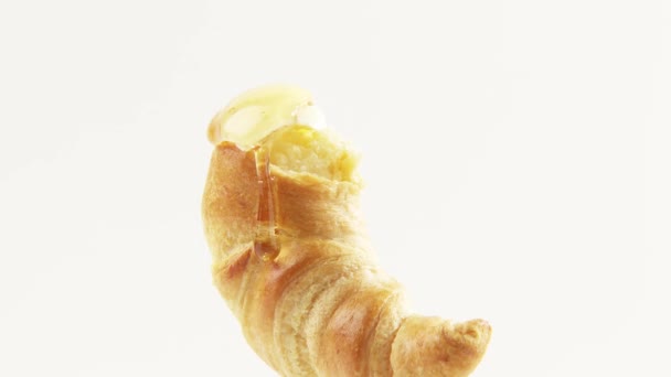 Honey kör på croissant — Stockvideo