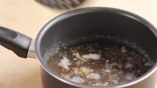 Fat removed from sauce — Stock Video