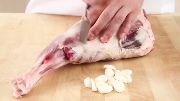 양고기의 다리에 삽입 되 고 마늘 — 비디오