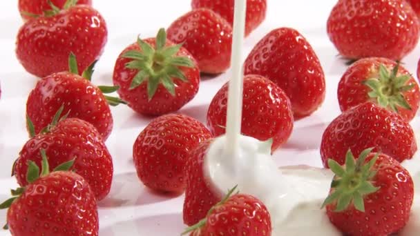 Verter la crema sobre las fresas — Vídeo de stock