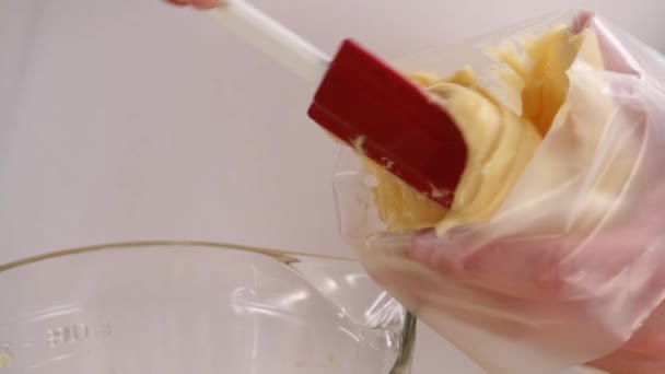 Pasta bir boru torbaya döktü — Stok video