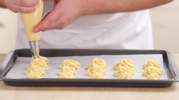 泡芙糕点用管道输送到烤盘上 — 图库视频影像