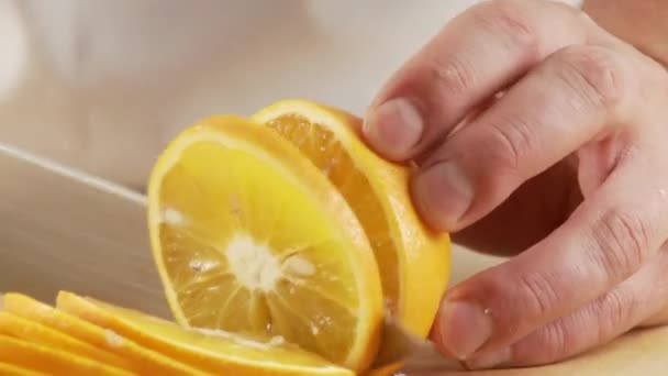 Koch schneidet Orange — Stockvideo