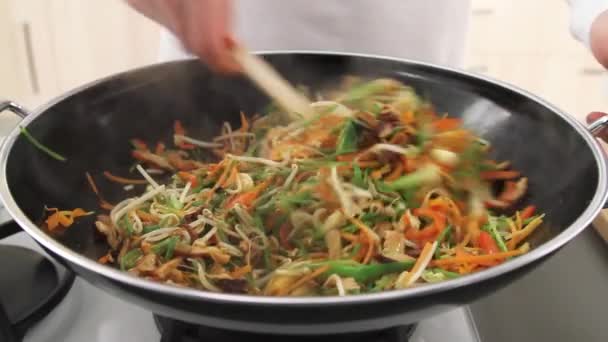 Wokning grönsaker i en wok — Stockvideo