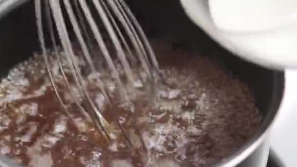 Gravy being thickened — Stock Video