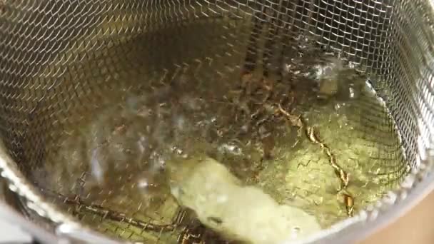 Fisch wird in einen Bratkorb gelegt — Stockvideo