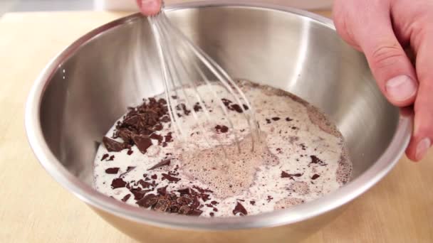 Milch mit Schokolade vermischt — Stockvideo