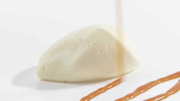 Мусс из белого шоколада с соусом — стоковое видео
