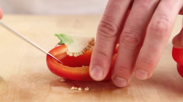 Een kwart van de peper worden ontpit — Stockvideo