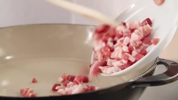 Bacon em cubos em uma panela — Vídeo de Stock