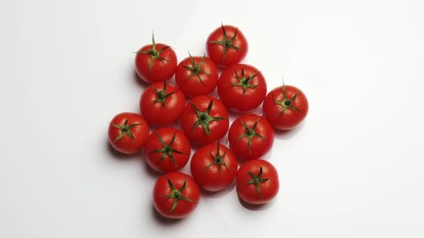 Вращающиеся помидоры на белом фоне — стоковое видео