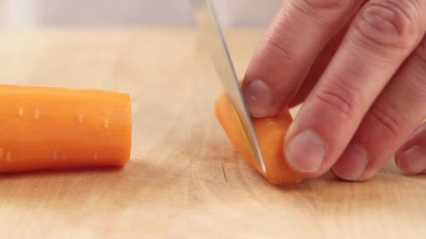 Een wortel wordt gehakt door chef-kok — Stockvideo