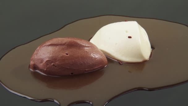 Castanho e branco mousse au chocolat — Vídeo de Stock