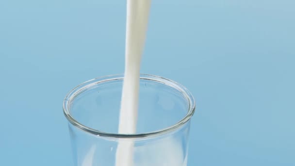 Verter un vaso de leche — Vídeos de Stock