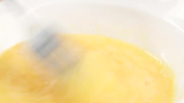 鸡蛋被殴打用叉子 — 图库视频影像