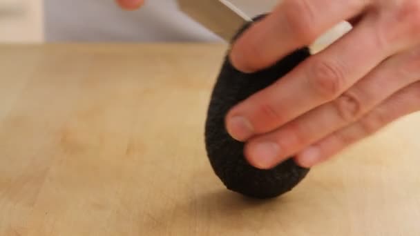 An avocado being halved and peeled — Stock Video