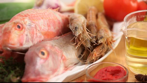 Ingredientes para sopa de pescado — Vídeo de stock