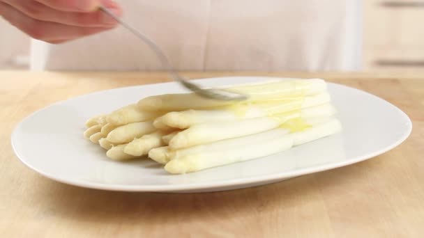 Espargos a ser regados com manteiga — Vídeo de Stock