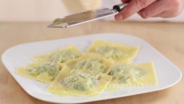 Ravioli espolvoreado con parmesano — Vídeos de Stock