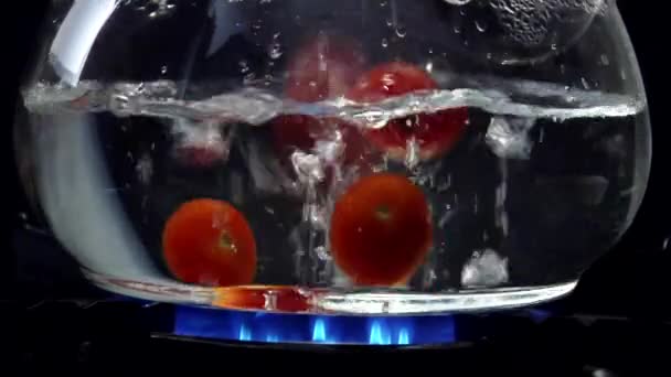 Tomaten te laten vallen in water — Stockvideo