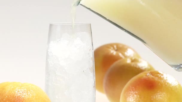 グレープ フルーツ ジュースをグラスに注いで — ストック動画