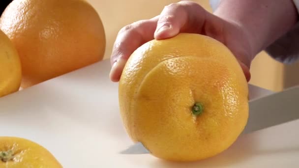 Повар режет грейпфрут — стоковое видео