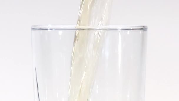 Pouring apple juice — Stock Video