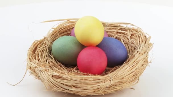 Eieren in nest van Pasen — Stockvideo