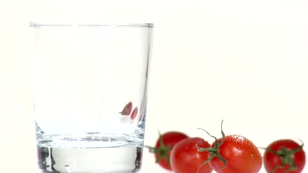 Derramando suco de tomate — Vídeo de Stock