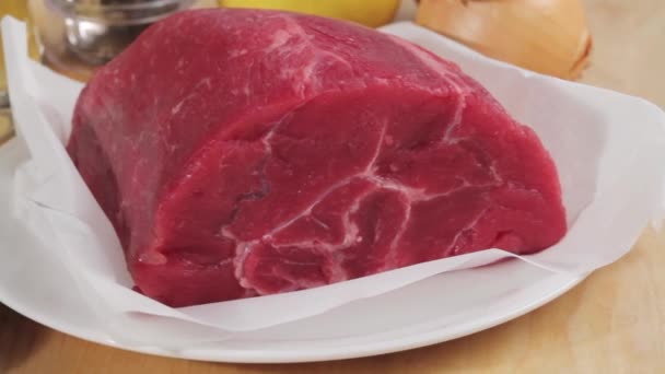 Ingrediënten voor rundvlees goulash — Stockvideo