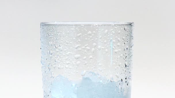 Verter agua en un vaso — Vídeos de Stock