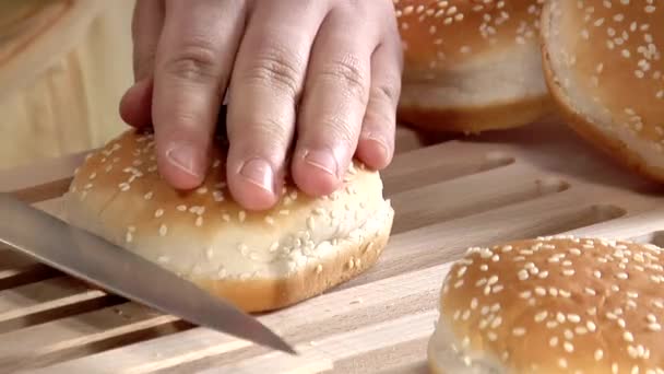 Splitsing van een hamburger broodje — Stockvideo