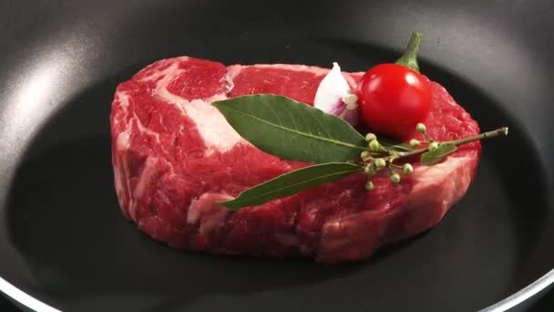 Rib eye steak se zeleninou — Stock video