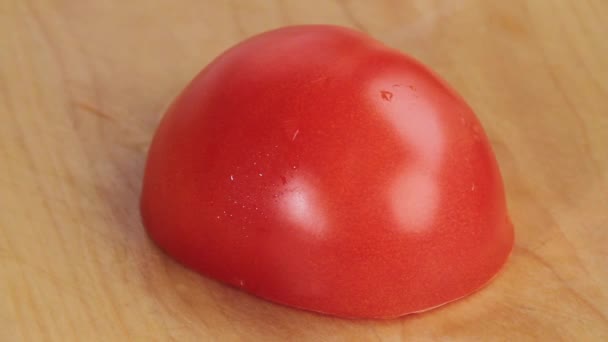 Eine halbe Tomate hacken — Stockvideo