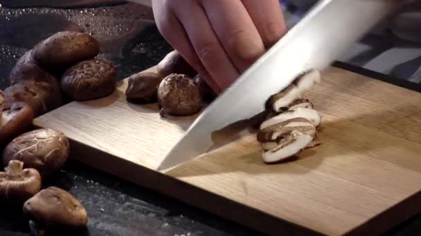 Cortar cogumelos shiitake — Vídeo de Stock