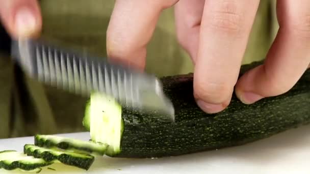 Schneiden einer grünen Zucchini — Stockvideo