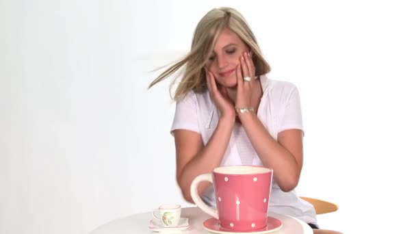 Mujer bebiendo de una taza gigante — Vídeos de Stock
