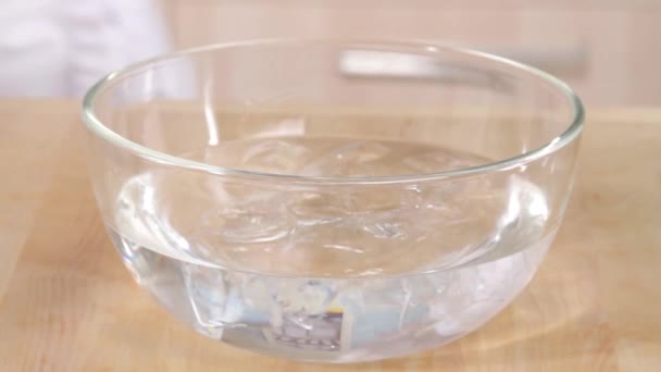 Blanching tomatoes in bowl with water — Stock Video