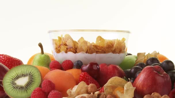 Frutas frescas y tazón de cereales, leche y bayas — Vídeos de Stock