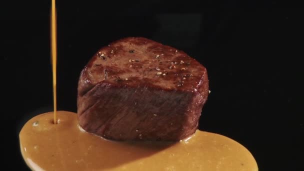 Plating Gebakken rundvlees filet met saus — Stockvideo