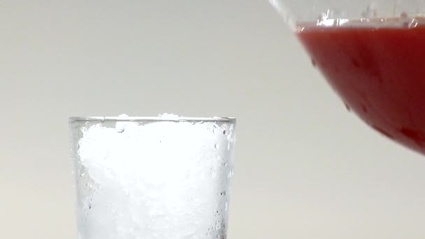 Tomatensaft in ein Glas gießen — Stockvideo