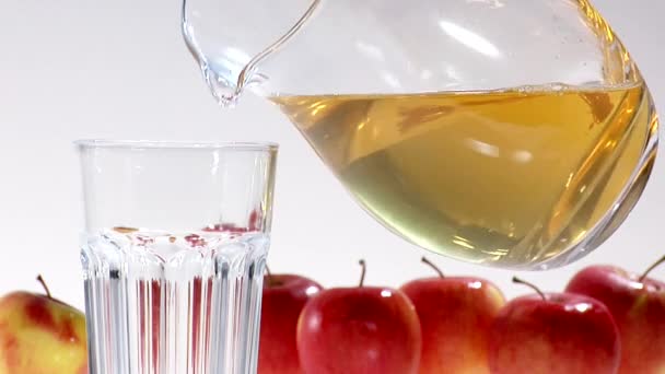 Розливу яблучного соку — стокове відео