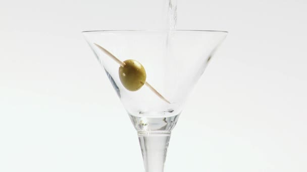 Verter martini en un vaso — Vídeo de stock