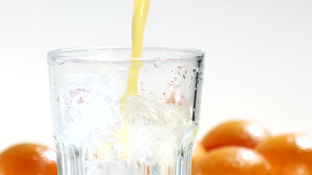 Orangensaft in ein Glas gießen — Stockvideo