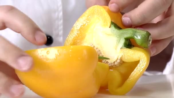 Coring yellow pepper — Stock Video