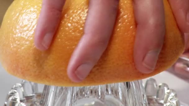 Espremendo uma toranja rosa — Vídeo de Stock