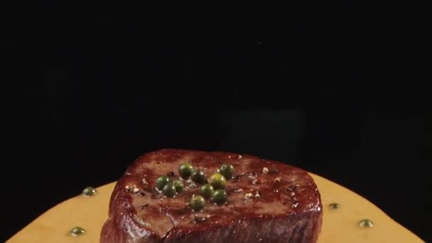 Plating fried beef fillet with sauce — Stock Video