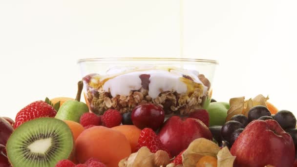 什锦的水果和牛奶什锦早餐 — 图库视频影像