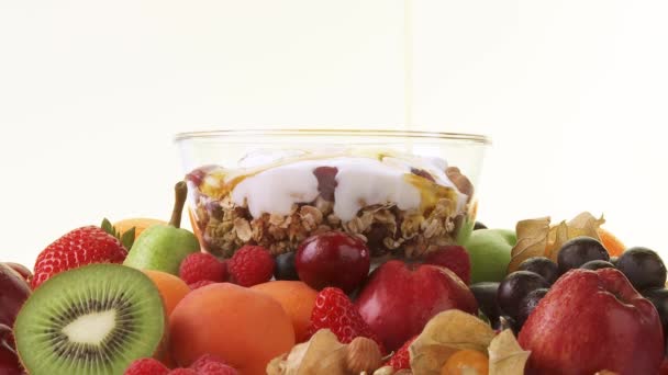 Variedad de frutas y muesli — Vídeos de Stock